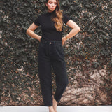 Calça Jeans Slouchy Preto Eco Denim™. Compre online moda sustentável e atemporal na Minimadeia. Roupas femininas estilosas, básicas e sustentáveis. Foto produto 01