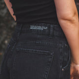 Calça Jeans Slouchy Preto Eco Denim™. Compre online moda sustentável e atemporal na Minimadeia. Roupas femininas estilosas, básicas e sustentáveis. Foto produto 02