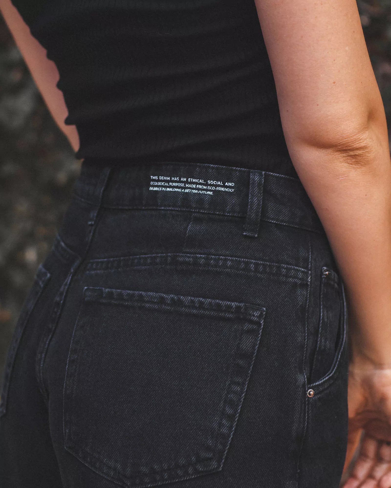 Calça Jeans Slouchy Preto Eco Denim™. Compre online moda sustentável e atemporal na Minimadeia. Roupas femininas estilosas, básicas e sustentáveis. Foto produto 02