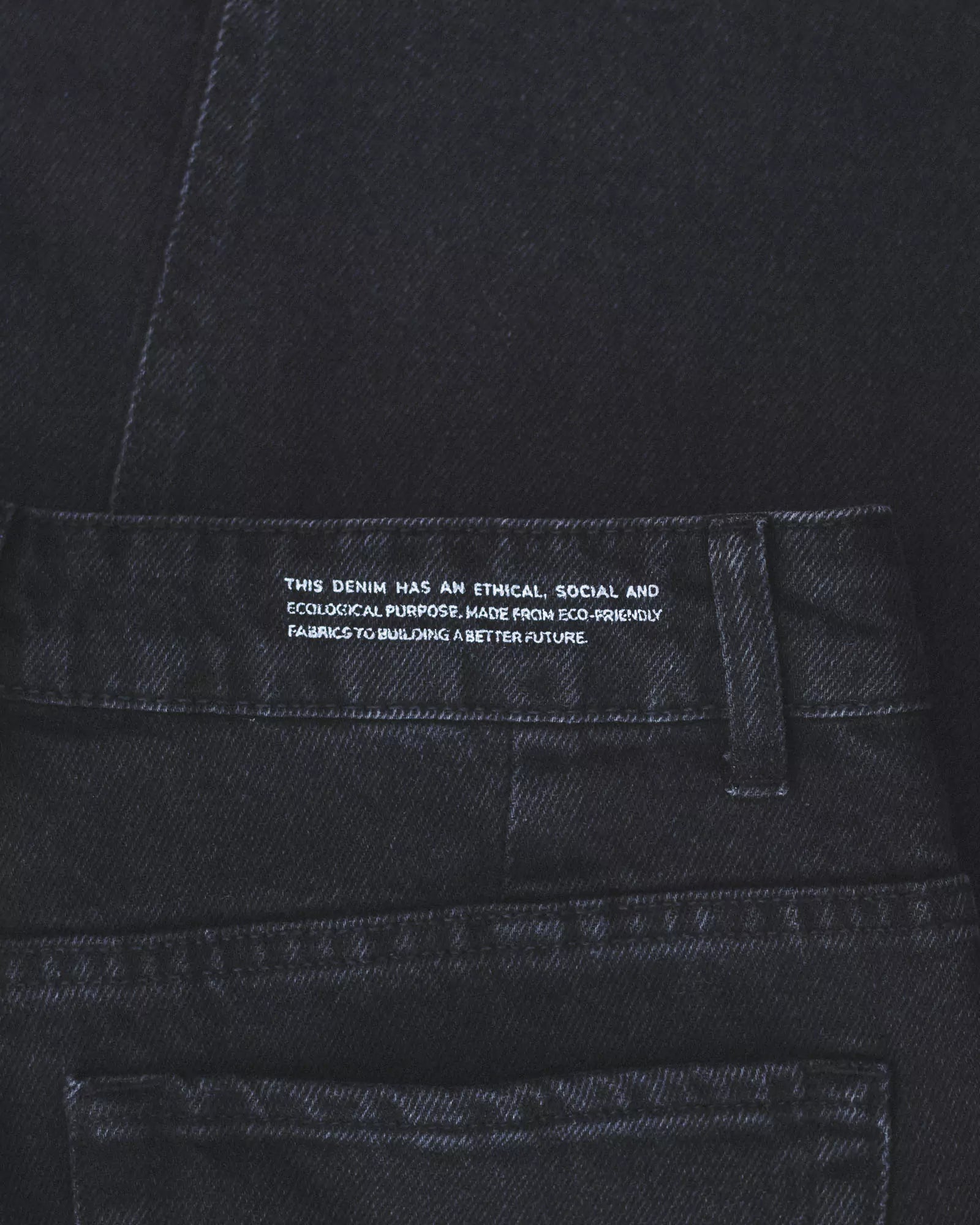 Calça Slouchy Jeans Preta Eco Denim™. Compre online moda sustentável e atemporal na Minimadeia. Roupas femininas estilosas, básicas e sustentáveis. Foto produto destaque