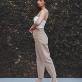 Calça Jeans Slouchy Marrom Claro Eco Denim™. Compre online moda sustentável e atemporal na Minimadeia. Roupas femininas estilosas, básicas e sustentáveis. Foto produto 02