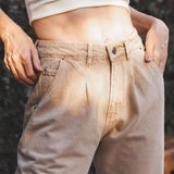 Calça Jeans Slouchy Marrom Claro Eco Denim™. Compre online moda sustentável e atemporal na Minimadeia. Roupas femininas estilosas, básicas e sustentáveis. Foto produto 04