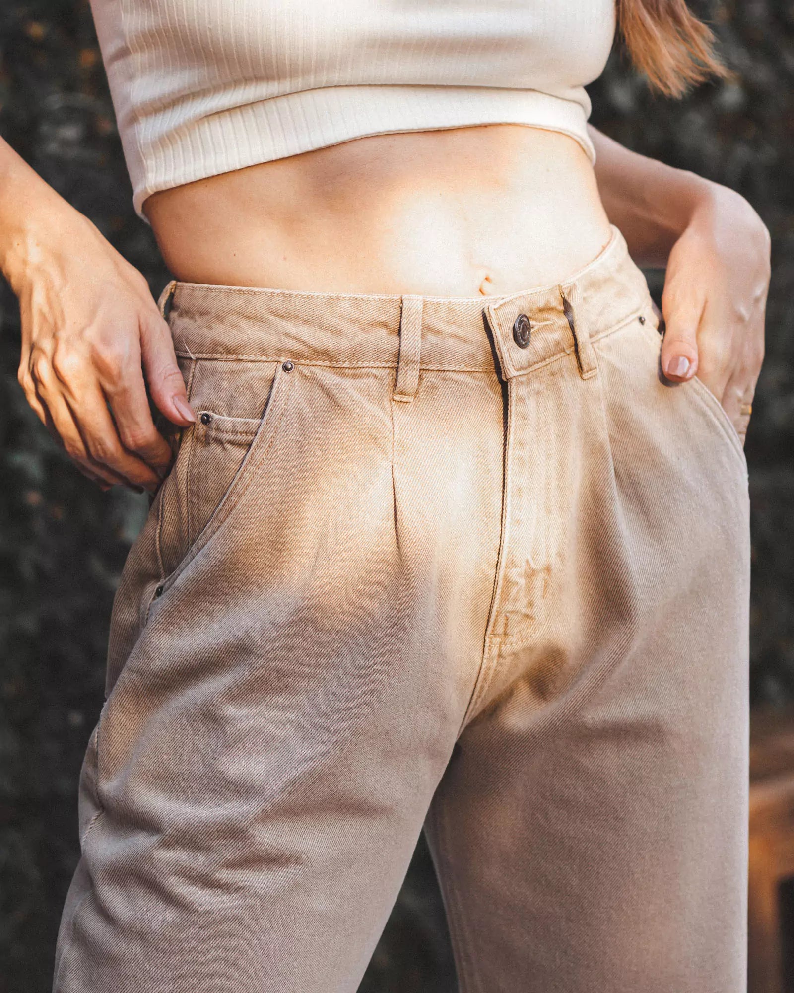 Calça Jeans Slouchy Marrom Claro Eco Denim™. Compre online moda sustentável e atemporal na Minimadeia. Roupas femininas estilosas, básicas e sustentáveis. Foto produto 04
