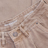 Calça Jeans Slouchy Marrom Claro Eco Denim™. Compre online moda sustentável e atemporal na Minimadeia. Roupas femininas estilosas, básicas e sustentáveis. Foto produto 07