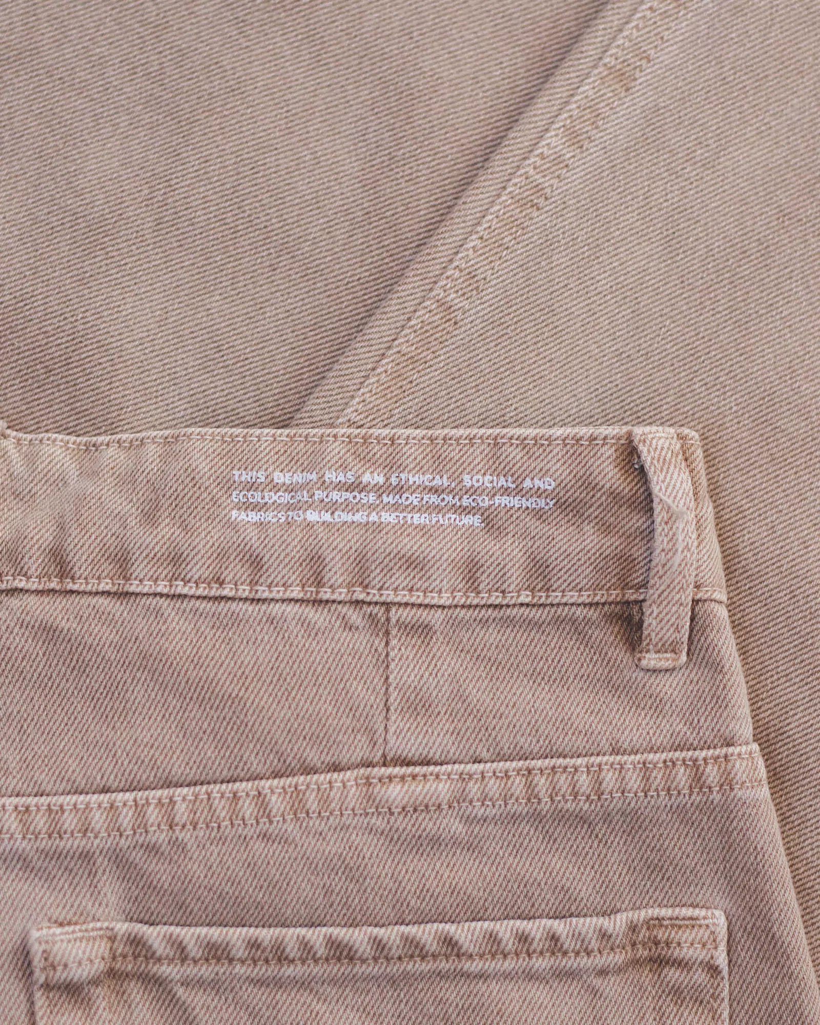 Calça Jeans Slouchy Marrom Claro Eco Denim™. Compre online moda sustentável e atemporal na Minimadeia. Roupas femininas estilosas, básicas e sustentáveis. Foto produto destaque