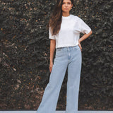 Calça Jeans Wide Leg Azul Claro Eco Denim™. Compre online moda sustentável e atemporal na Minimadeia. Roupas femininas estilosas, básicas e sustentáveis. Foto produto 01