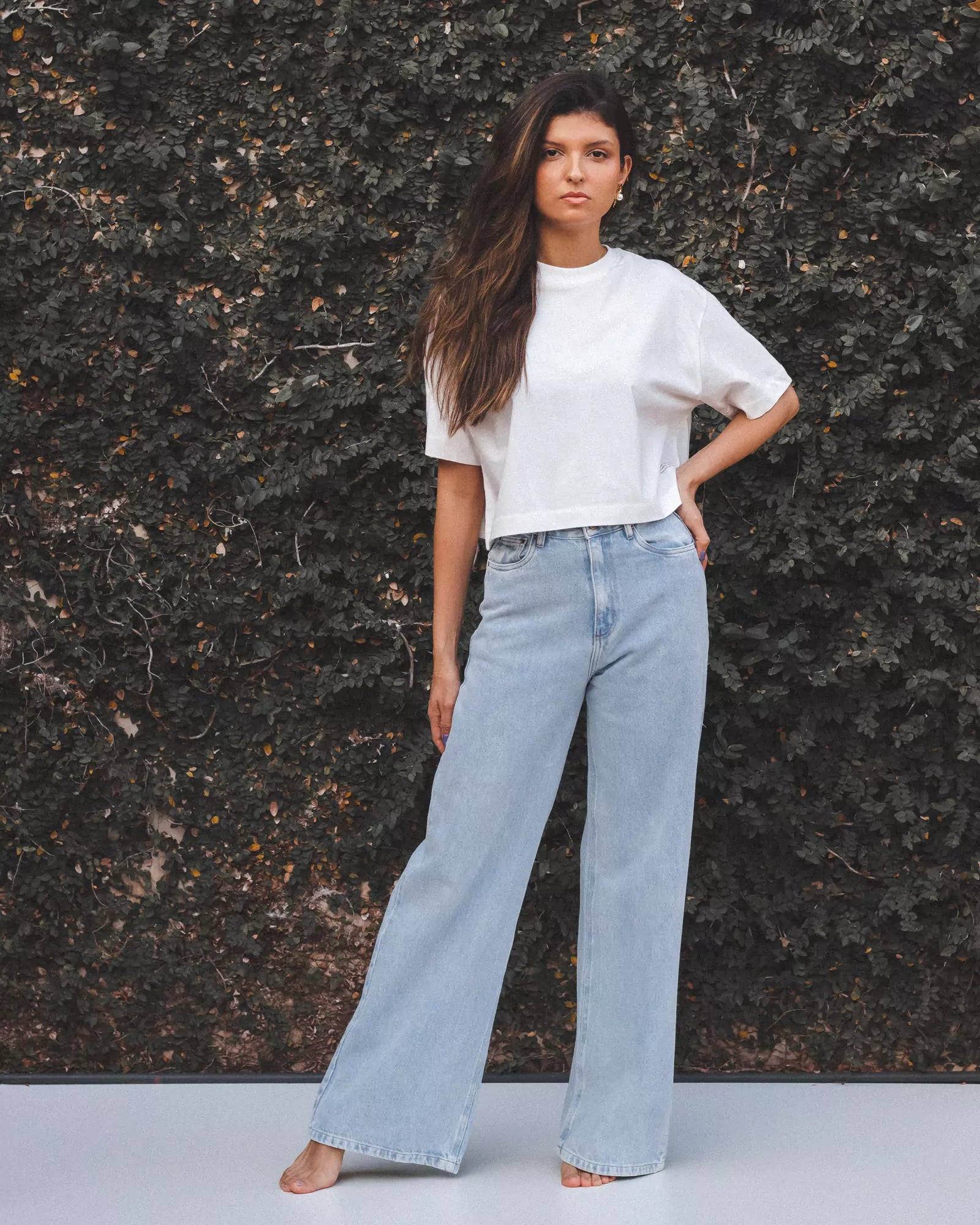 Calça Jeans Wide Leg Azul Claro Eco Denim™. Compre online moda sustentável e atemporal na Minimadeia. Roupas femininas estilosas, básicas e sustentáveis. Foto produto 01