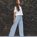 Calça Jeans Wide Leg Azul Claro Eco Denim™. Compre online moda sustentável e atemporal na Minimadeia. Roupas femininas estilosas, básicas e sustentáveis. Foto produto 06