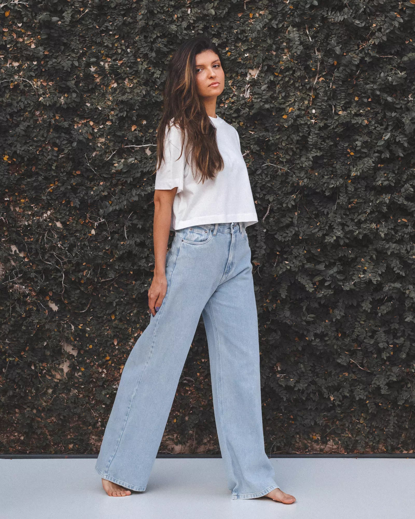 Calça Jeans Wide Leg Azul Claro Eco Denim™. Compre online moda sustentável e atemporal na Minimadeia. Roupas femininas estilosas, básicas e sustentáveis. Foto produto 06