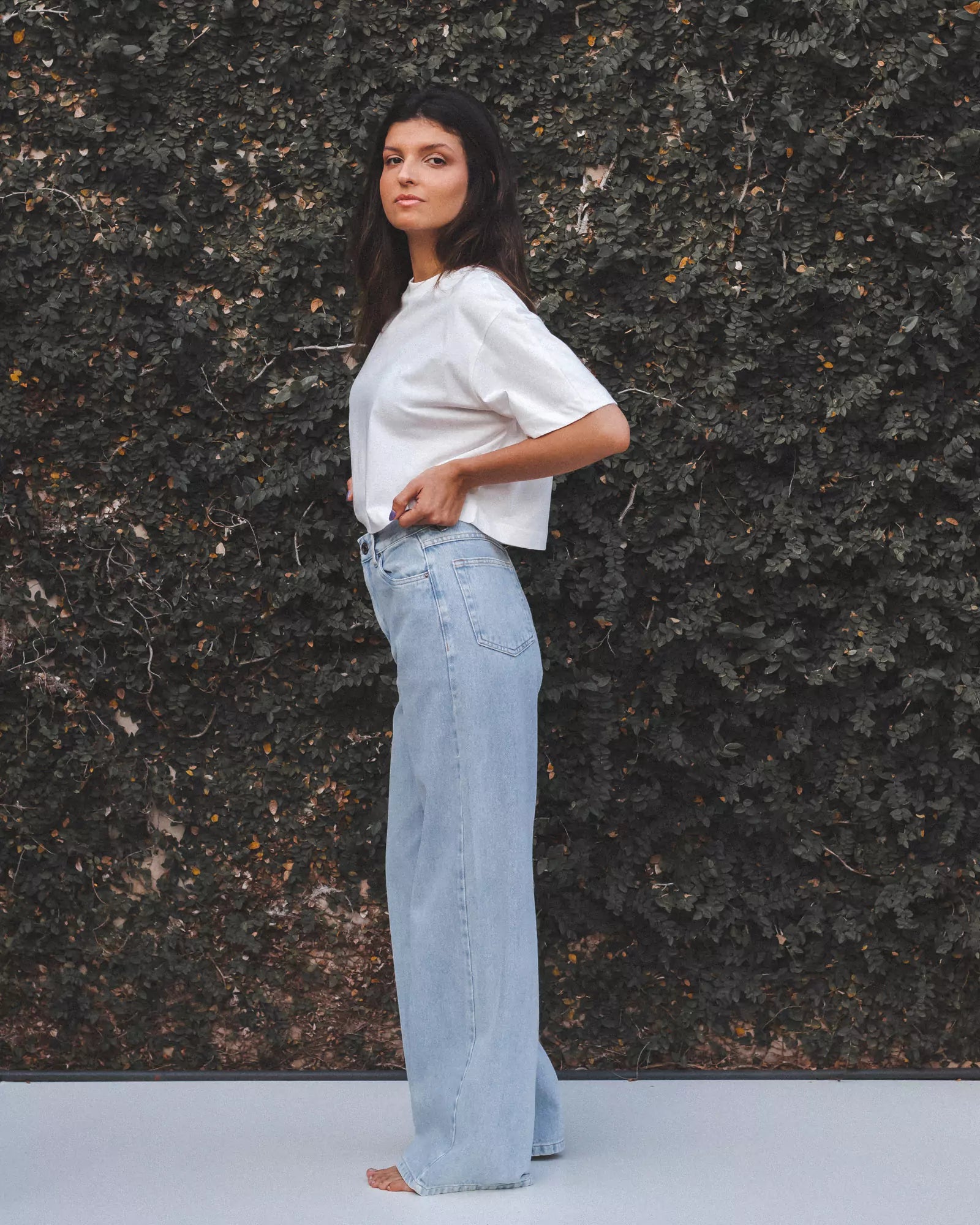 Calça Jeans Wide Leg Azul Claro Eco Denim™. Compre online moda sustentável e atemporal na Minimadeia. Roupas femininas estilosas, básicas e sustentáveis. Foto produto 05