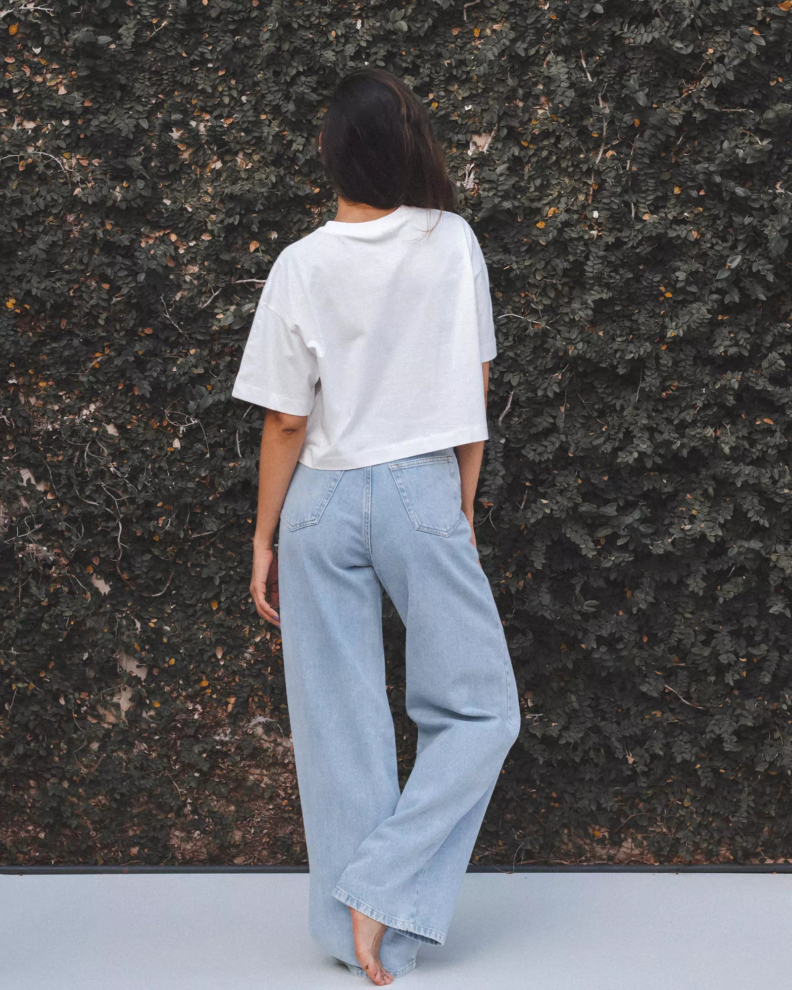 Calça Jeans Wide Leg Azul Claro Eco Denim™. Compre online moda sustentável e atemporal na Minimadeia. Roupas femininas estilosas, básicas e sustentáveis. Foto produto 04