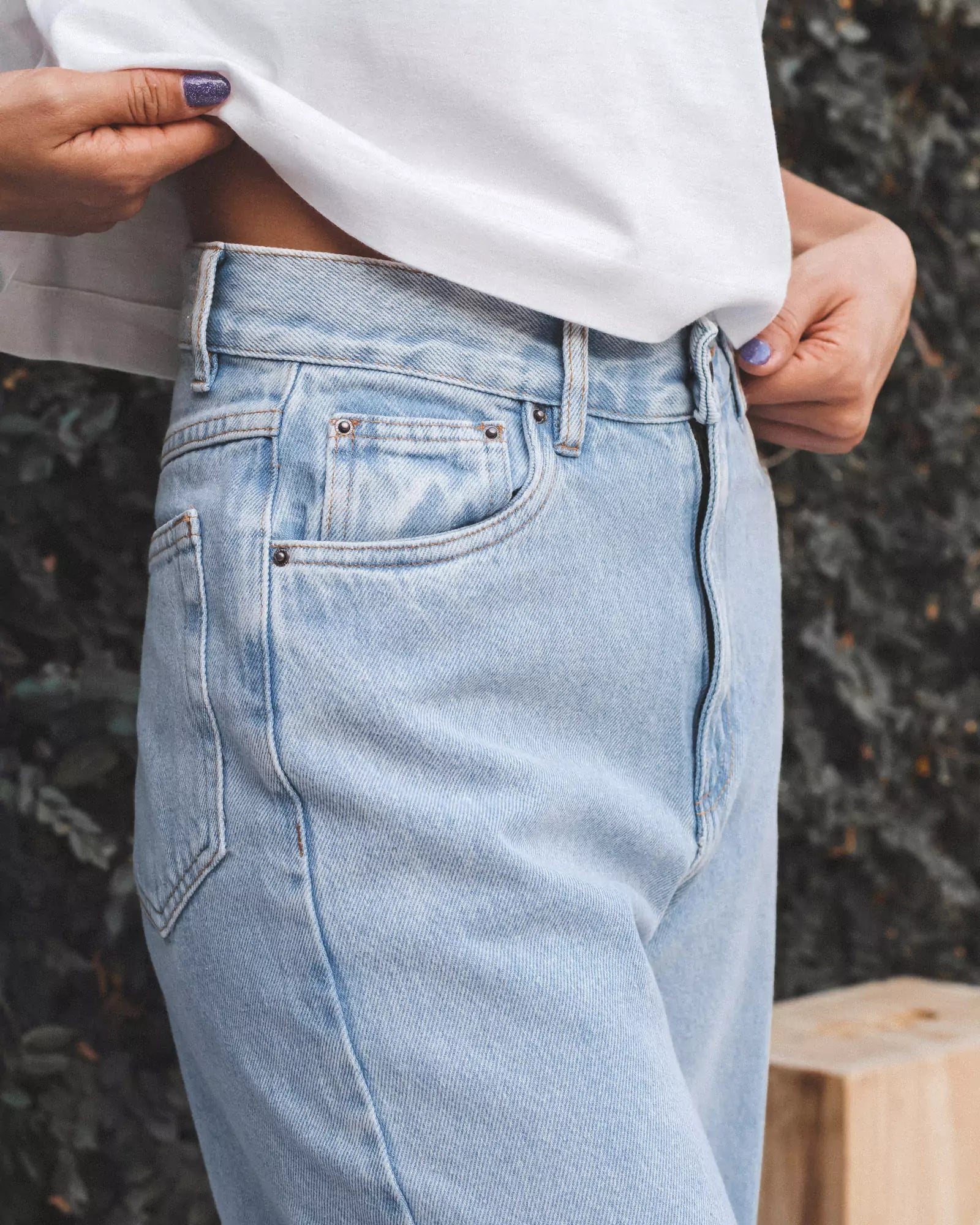 Calça Jeans Wide Leg Azul Claro Eco Denim™. Compre online moda sustentável e atemporal na Minimadeia. Roupas femininas estilosas, básicas e sustentáveis. Foto produto 03