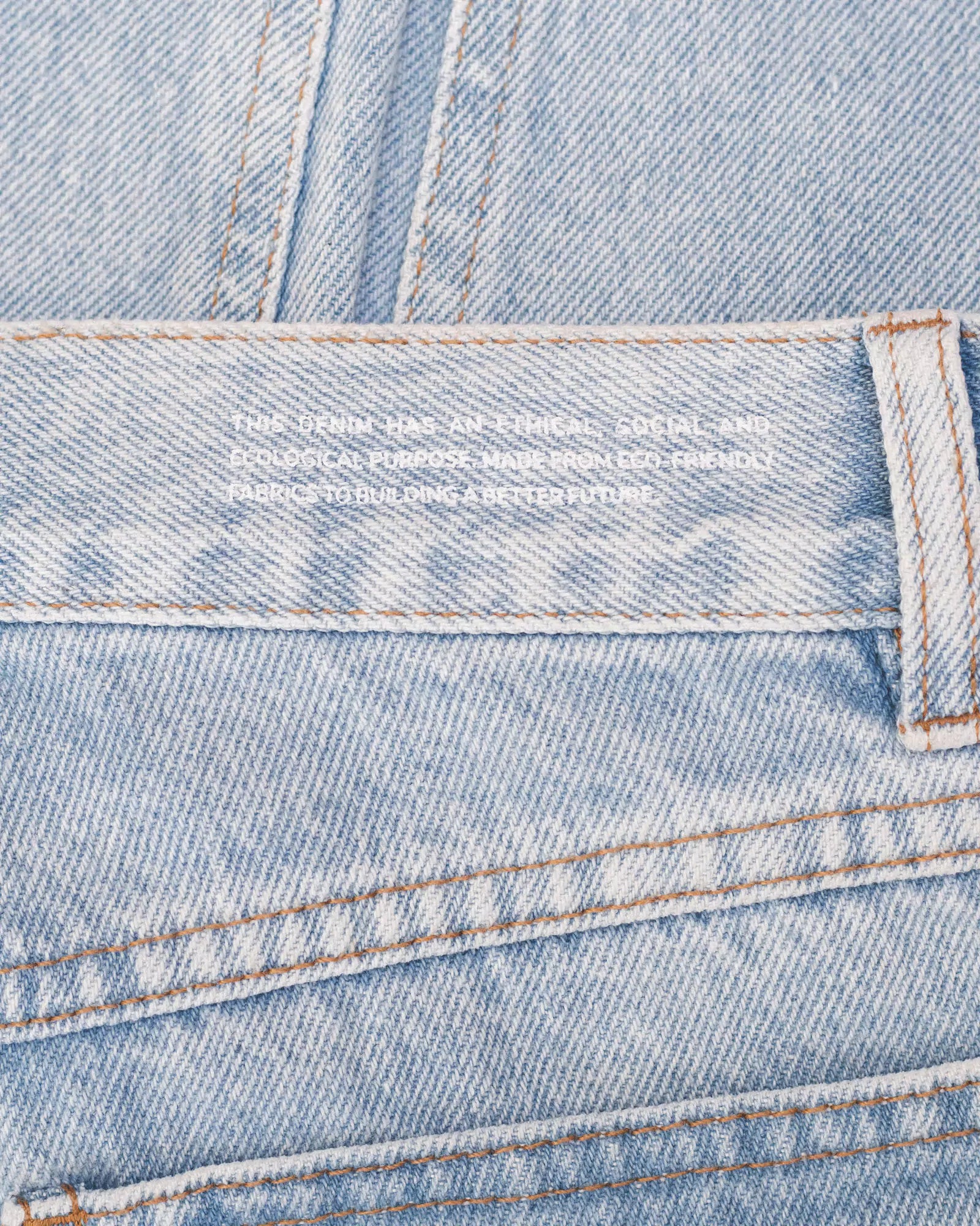 Calça Jeans Wide Leg Azul Claro Eco Denim™. Compre online moda sustentável e atemporal na Minimadeia. Roupas femininas estilosas, básicas e sustentáveis. Foto produto destaque
