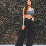Calça Jeans Wide Leg Preto Eco Denim™. Compre online moda sustentável e atemporal na Minimadeia. Roupas femininas estilosas, básicas e sustentáveis. Foto produto 01