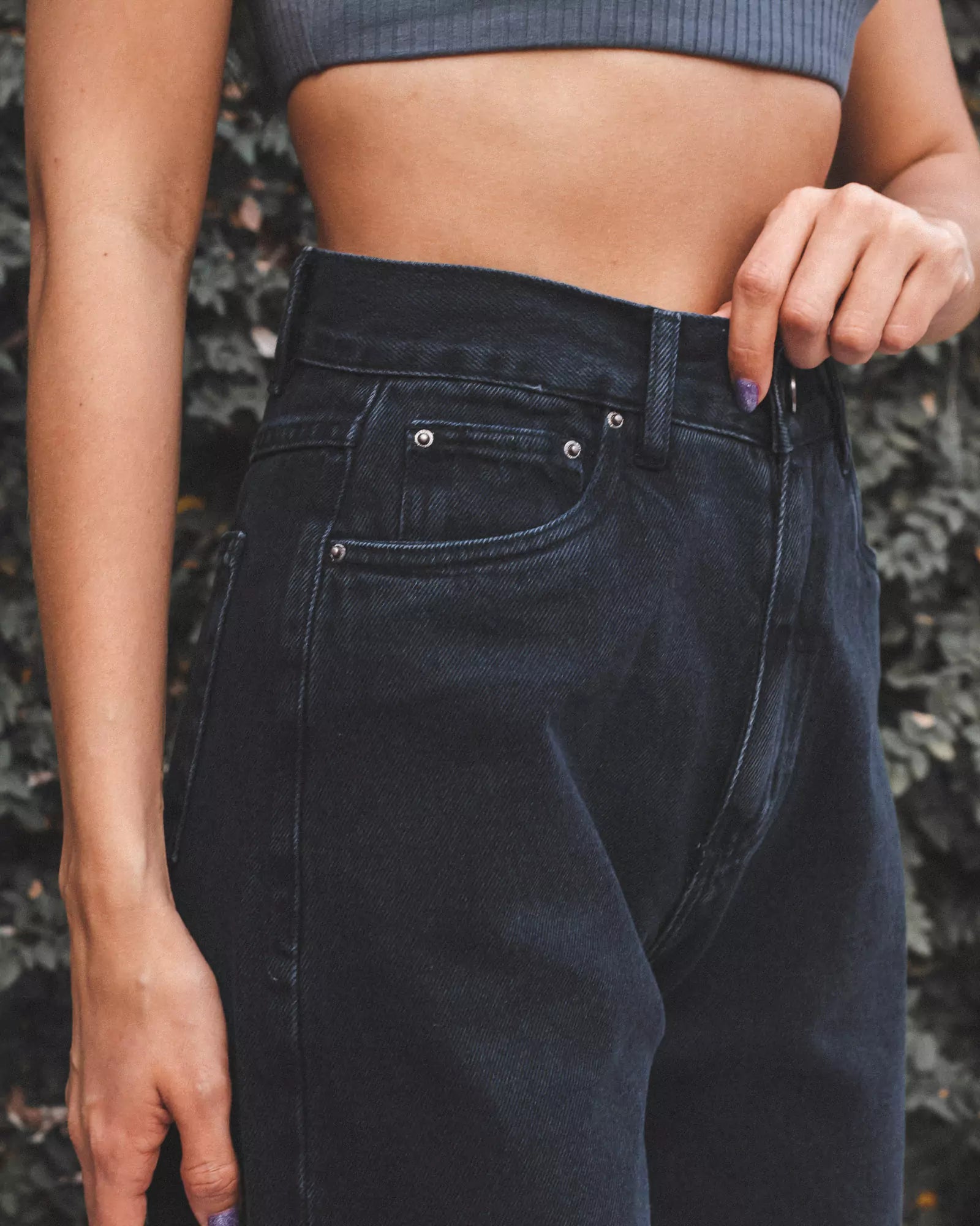 Calça Jeans Wide Leg Preto Eco Denim™. Compre online moda sustentável e atemporal na Minimadeia. Roupas femininas estilosas, básicas e sustentáveis. Foto produto 04