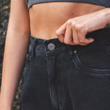 Calça Jeans Wide Leg Preto Eco Denim™. Compre online moda sustentável e atemporal na Minimadeia. Roupas femininas estilosas, básicas e sustentáveis. Foto produto 03
