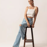 Calça Wide Leg com Rasgos Jeans Azul Claro Eco Denim™. Compre online moda sustentável e atemporal na Minimadeia. Roupas femininas estilosas, básicas e sustentáveis. Foto produto 01