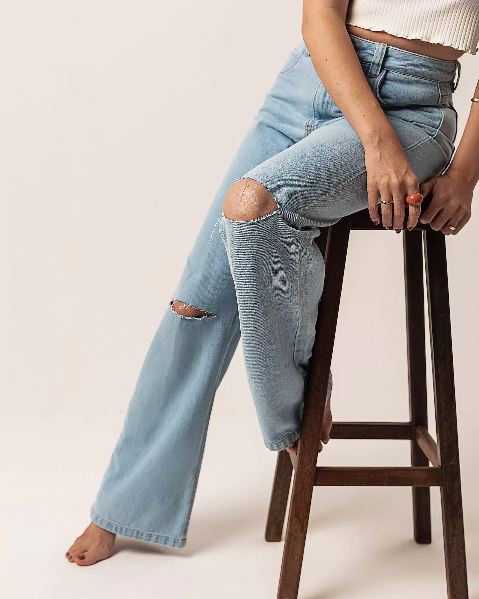 Calça Wide Leg com Rasgos Jeans Azul Claro Eco Denim™. Compre online moda sustentável e atemporal na Minimadeia. Roupas femininas estilosas, básicas e sustentáveis. Foto produto 06