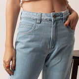 Calça Wide Leg com Rasgos Jeans Azul Claro Eco Denim™. Compre online moda sustentável e atemporal na Minimadeia. Roupas femininas estilosas, básicas e sustentáveis. Foto produto 03