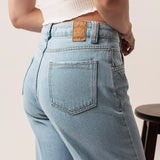 Calça Wide Leg com Rasgos Jeans Azul Claro Eco Denim™. Compre online moda sustentável e atemporal na Minimadeia. Roupas femininas estilosas, básicas e sustentáveis. Foto produto 02