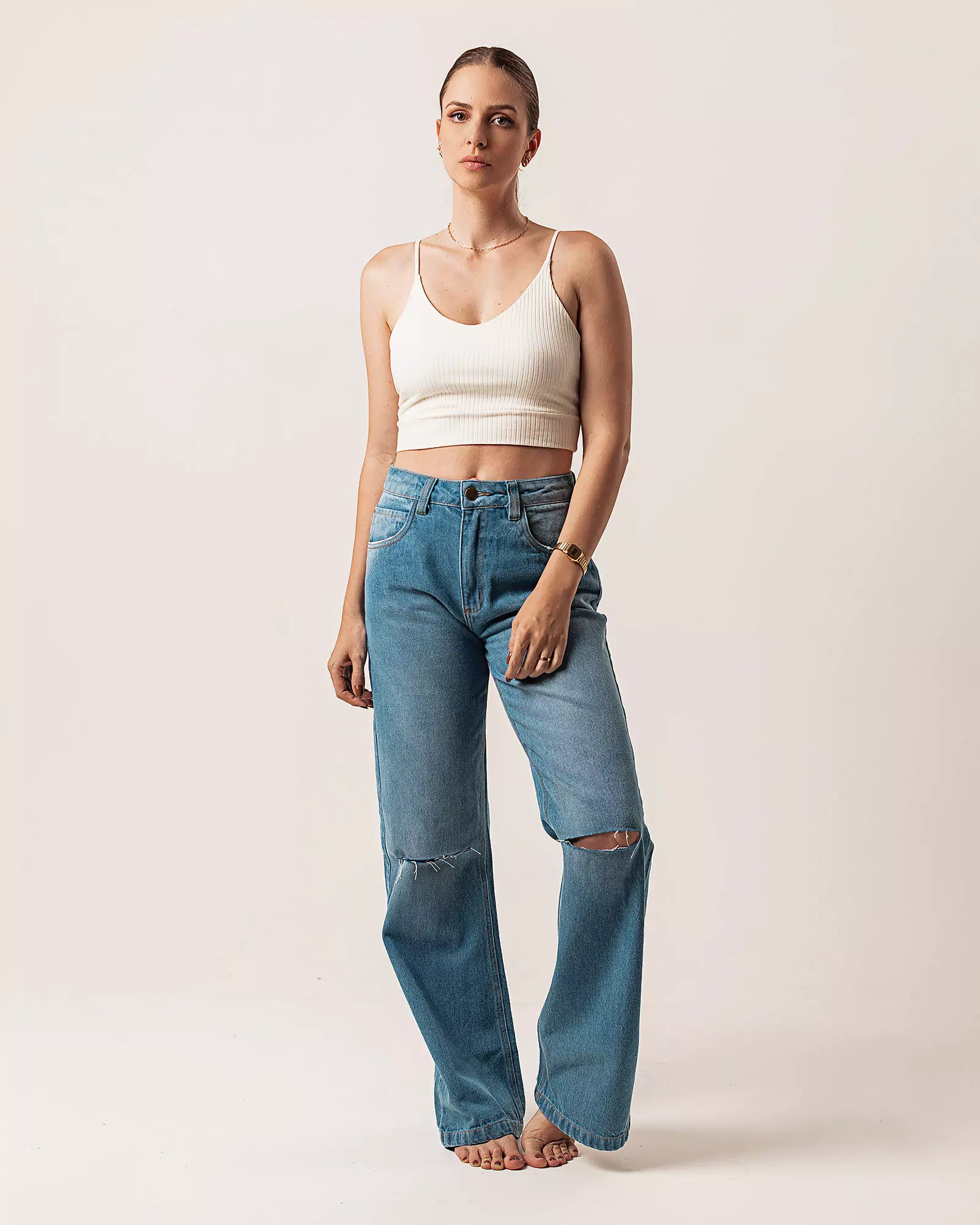 Calça Wide Leg com Rasgos Jeans Azul Médio Eco Denim™. Compre online moda sustentável e atemporal na Minimadeia. Roupas femininas estilosas, básicas e sustentáveis. Foto produto 01