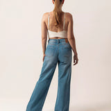 Calça Wide Leg com Rasgos Jeans Azul Médio Eco Denim™. Compre online moda sustentável e atemporal na Minimadeia. Roupas femininas estilosas, básicas e sustentáveis. Foto produto 05