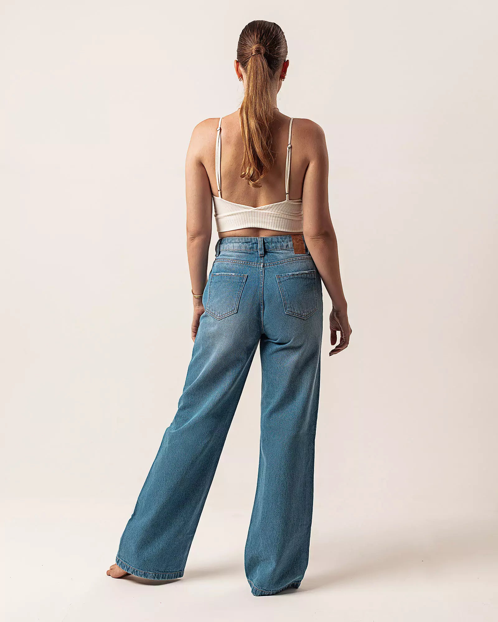 Calça Wide Leg com Rasgos Jeans Azul Médio Eco Denim™. Compre online moda sustentável e atemporal na Minimadeia. Roupas femininas estilosas, básicas e sustentáveis. Foto produto 05