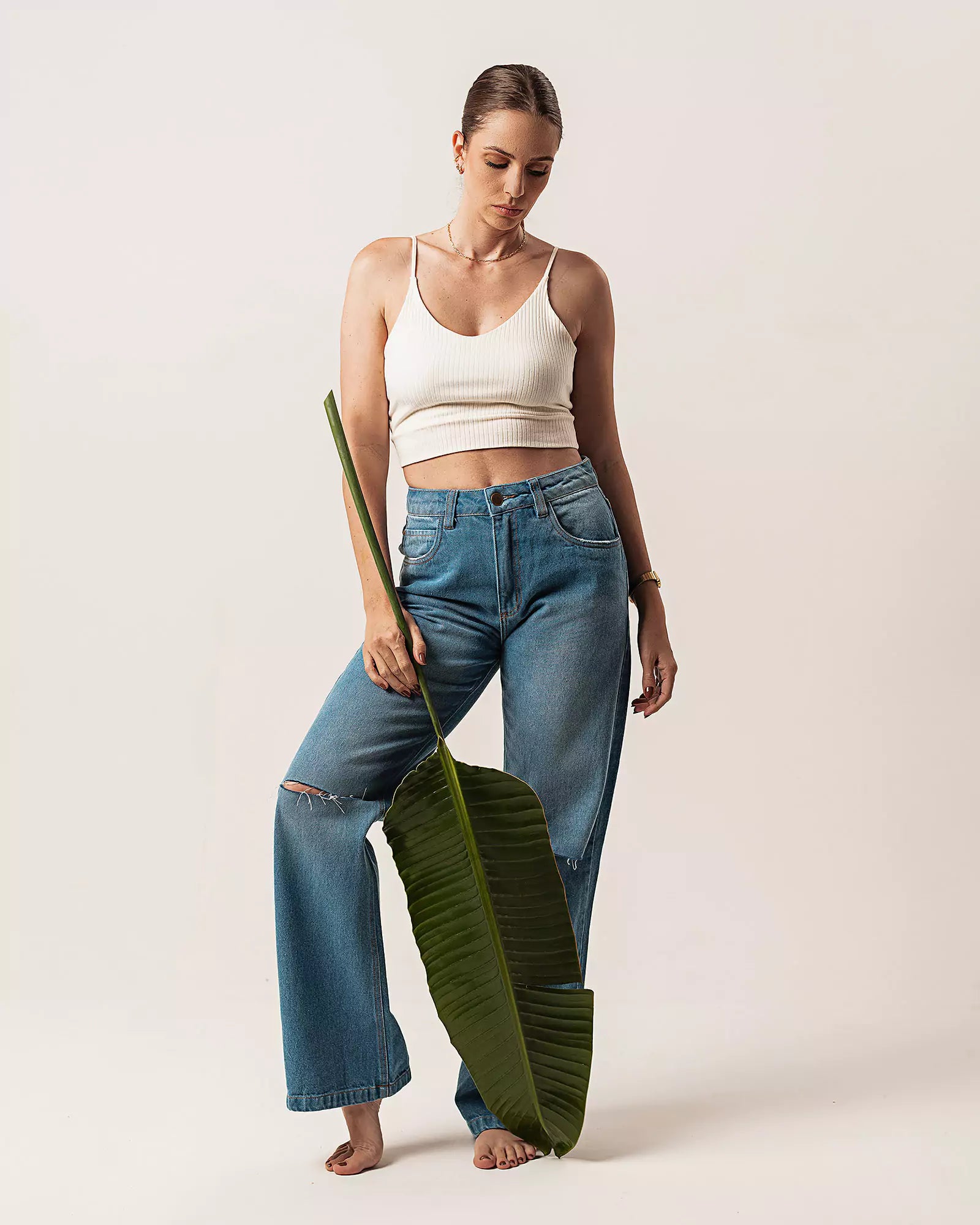 Calça Wide Leg com Rasgos Jeans Azul Médio Eco Denim™. Compre online moda sustentável e atemporal na Minimadeia. Roupas femininas estilosas, básicas e sustentáveis. Foto produto 07