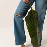 Calça Wide Leg com Rasgos Jeans Azul Médio Eco Denim™. Compre online moda sustentável e atemporal na Minimadeia. Roupas femininas estilosas, básicas e sustentáveis. Foto produto 04