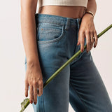 Calça Wide Leg com Rasgos Jeans Azul Médio Eco Denim™. Compre online moda sustentável e atemporal na Minimadeia. Roupas femininas estilosas, básicas e sustentáveis. Foto produto 02