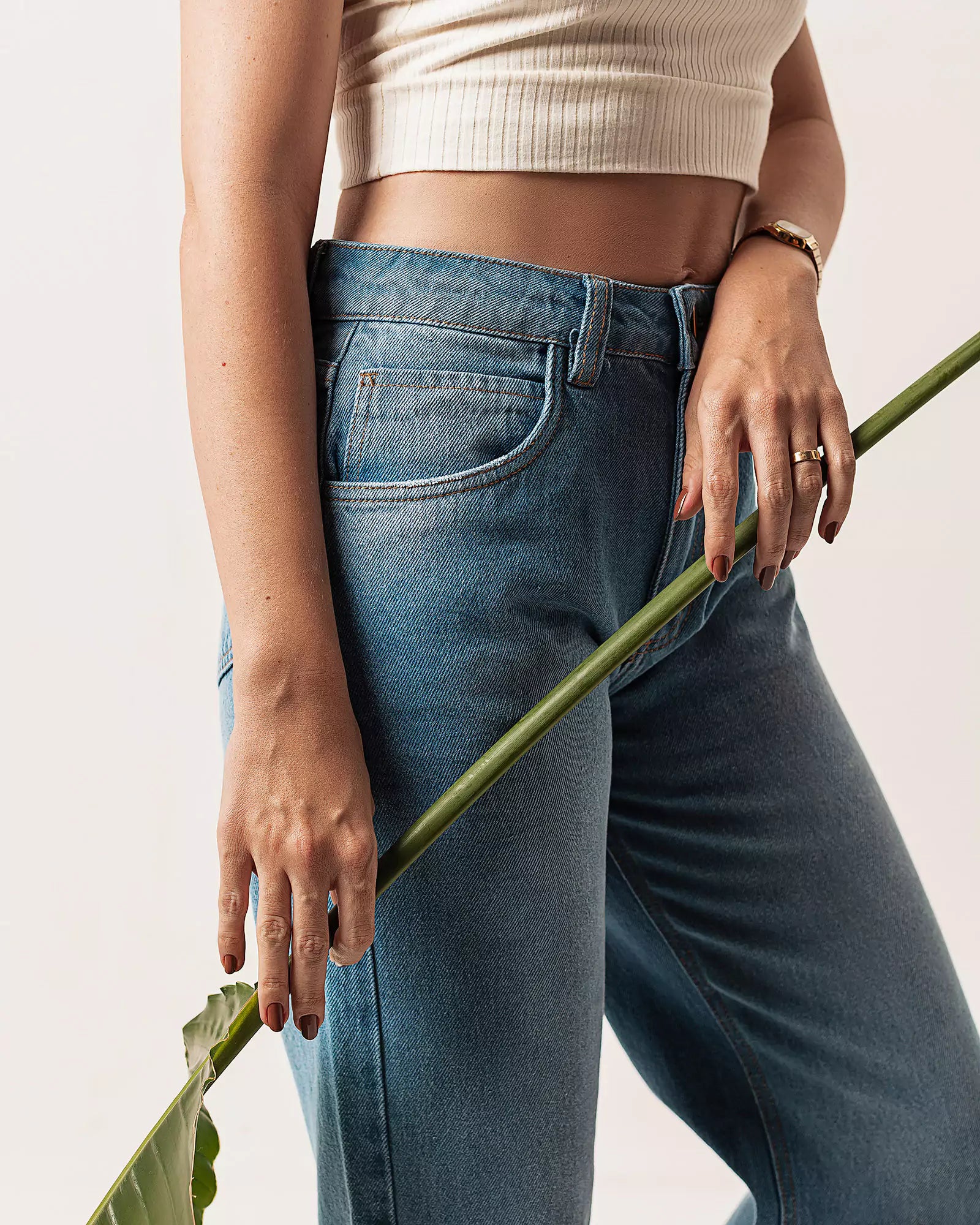 Calça Wide Leg com Rasgos Jeans Azul Médio Eco Denim™. Compre online moda sustentável e atemporal na Minimadeia. Roupas femininas estilosas, básicas e sustentáveis. Foto produto 02
