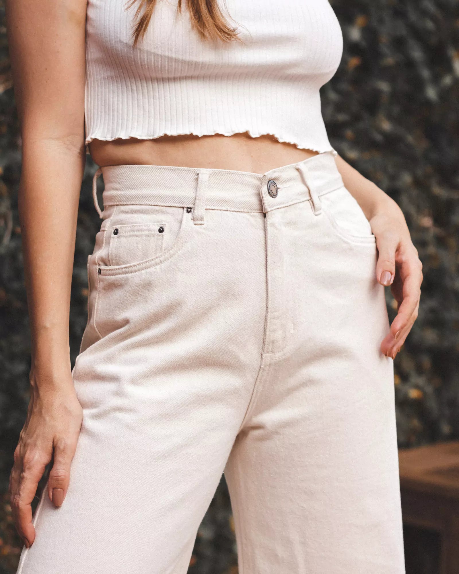 Calça Jeans Wide Leg Bege Natural Eco Denim™. Compre online moda sustentável e atemporal na Minimadeia. Roupas femininas estilosas, básicas e sustentáveis. Foto produto 05