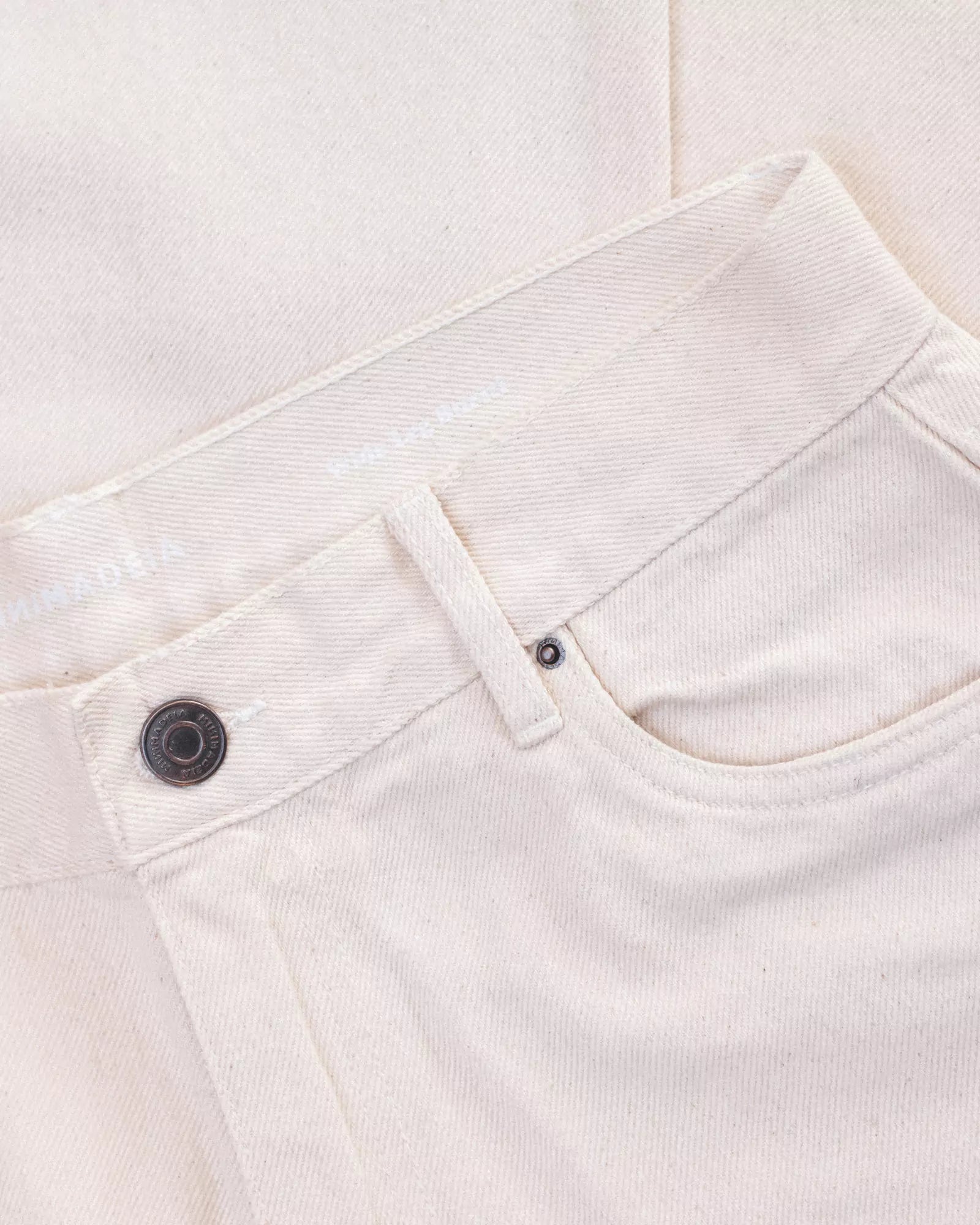 Calça Jeans Wide Leg Bege Natural Eco Denim™. Compre online moda sustentável e atemporal na Minimadeia. Roupas femininas estilosas, básicas e sustentáveis. Foto produto 06