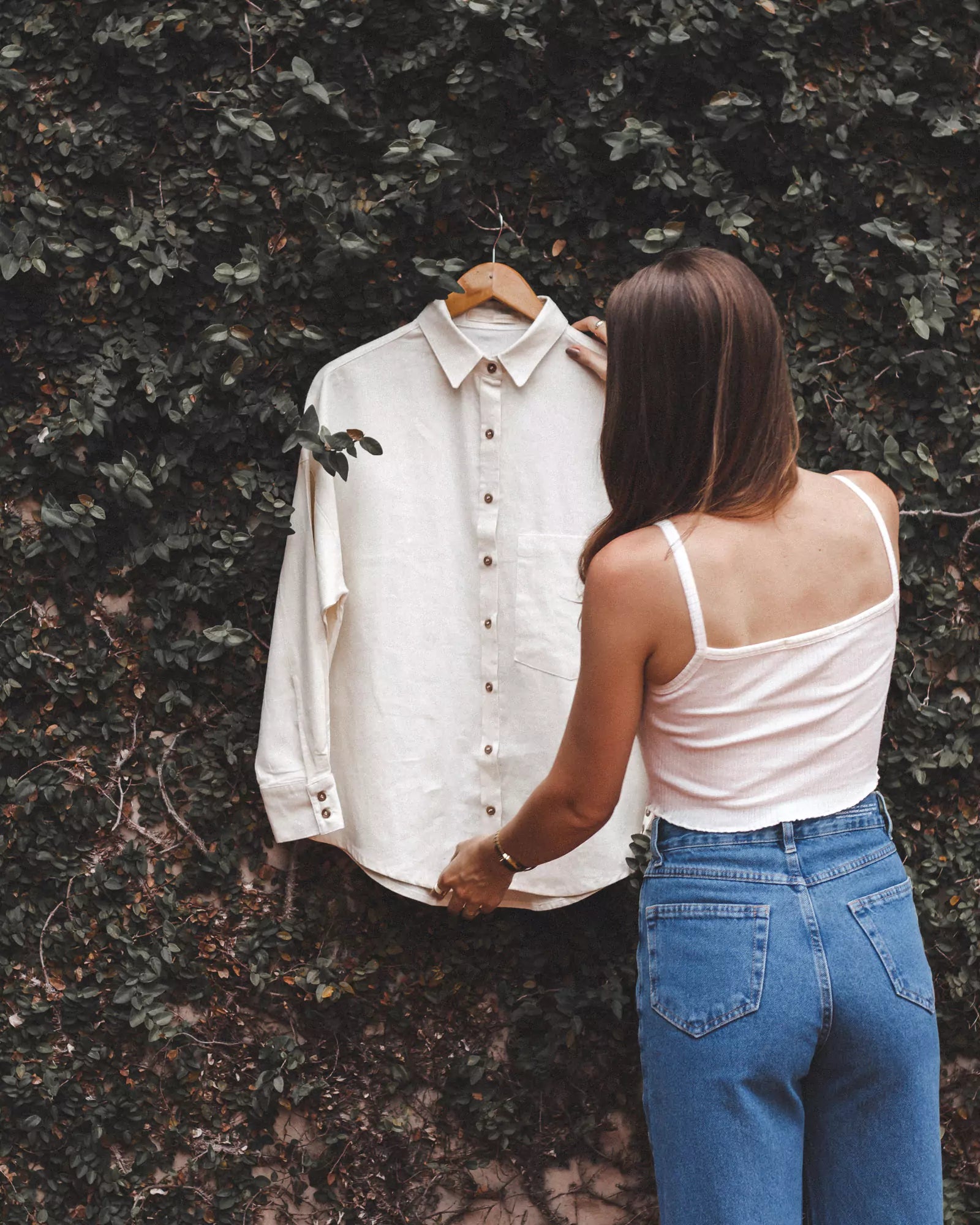Camisa Oversized de Linho Branca Off White. Compre online moda sustentável e atemporal na Minimadeia. Roupas femininas estilosas, básicas e sustentáveis. Foto produto destaque