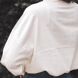 Camisa Oversized de Linho Branca Off White. Compre online moda sustentável e atemporal na Minimadeia. Roupas femininas estilosas, básicas e sustentáveis. Foto produto 06