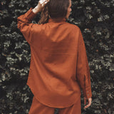 Camisa Oversized de Linho e Viscose FSC™ Marrom Terracota. Compre online moda sustentável e atemporal na Minimadeia. Roupas femininas estilosas, básicas e sustentáveis. Foto produto 11