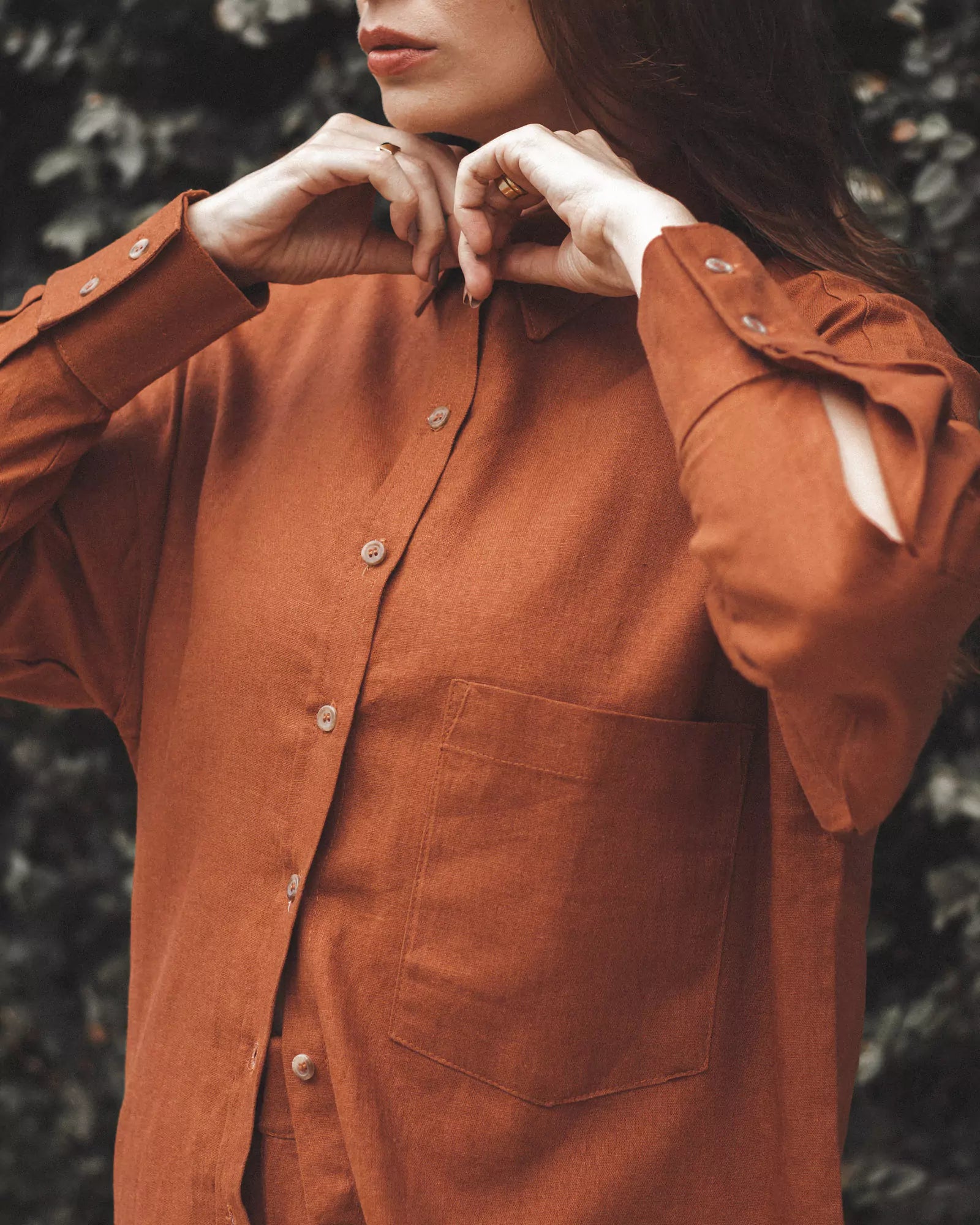 Camisa Oversized de Linho e Viscose FSC™ Marrom Terracota. Compre online moda sustentável e atemporal na Minimadeia. Roupas femininas estilosas, básicas e sustentáveis. Foto produto 12