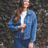Jaqueta Jeans Oversized Azul Médio Eco Denim™. Compre online moda sustentável e atemporal na Minimadeia. Roupas femininas estilosas, básicas e sustentáveis. Foto produto 01
