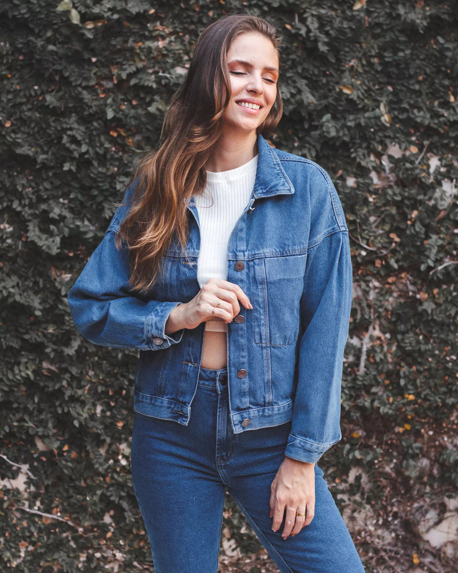 Jaqueta Jeans Oversized Azul Médio Eco Denim™. Compre online moda sustentável e atemporal na Minimadeia. Roupas femininas estilosas, básicas e sustentáveis. Foto produto 01