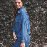 Jaqueta Jeans Oversized Azul Médio Eco Denim™. Compre online moda sustentável e atemporal na Minimadeia. Roupas femininas estilosas, básicas e sustentáveis. Foto produto 03