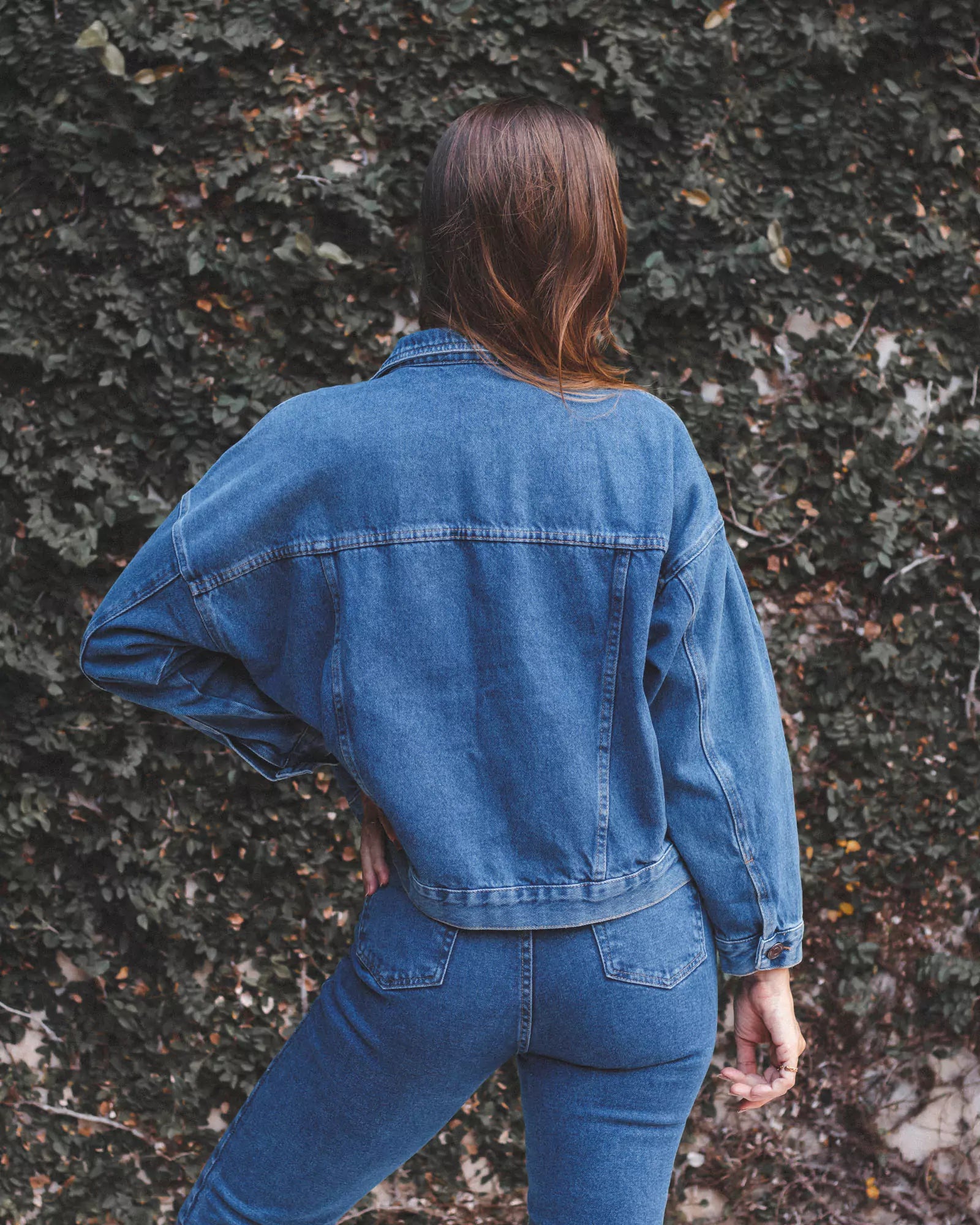 Jaqueta Jeans Oversized Azul Médio Eco Denim™. Compre online moda sustentável e atemporal na Minimadeia. Roupas femininas estilosas, básicas e sustentáveis. Foto produto 02
