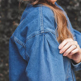 Jaqueta Jeans Oversized Azul Médio Eco Denim™. Compre online moda sustentável e atemporal na Minimadeia. Roupas femininas estilosas, básicas e sustentáveis. Foto produto 04