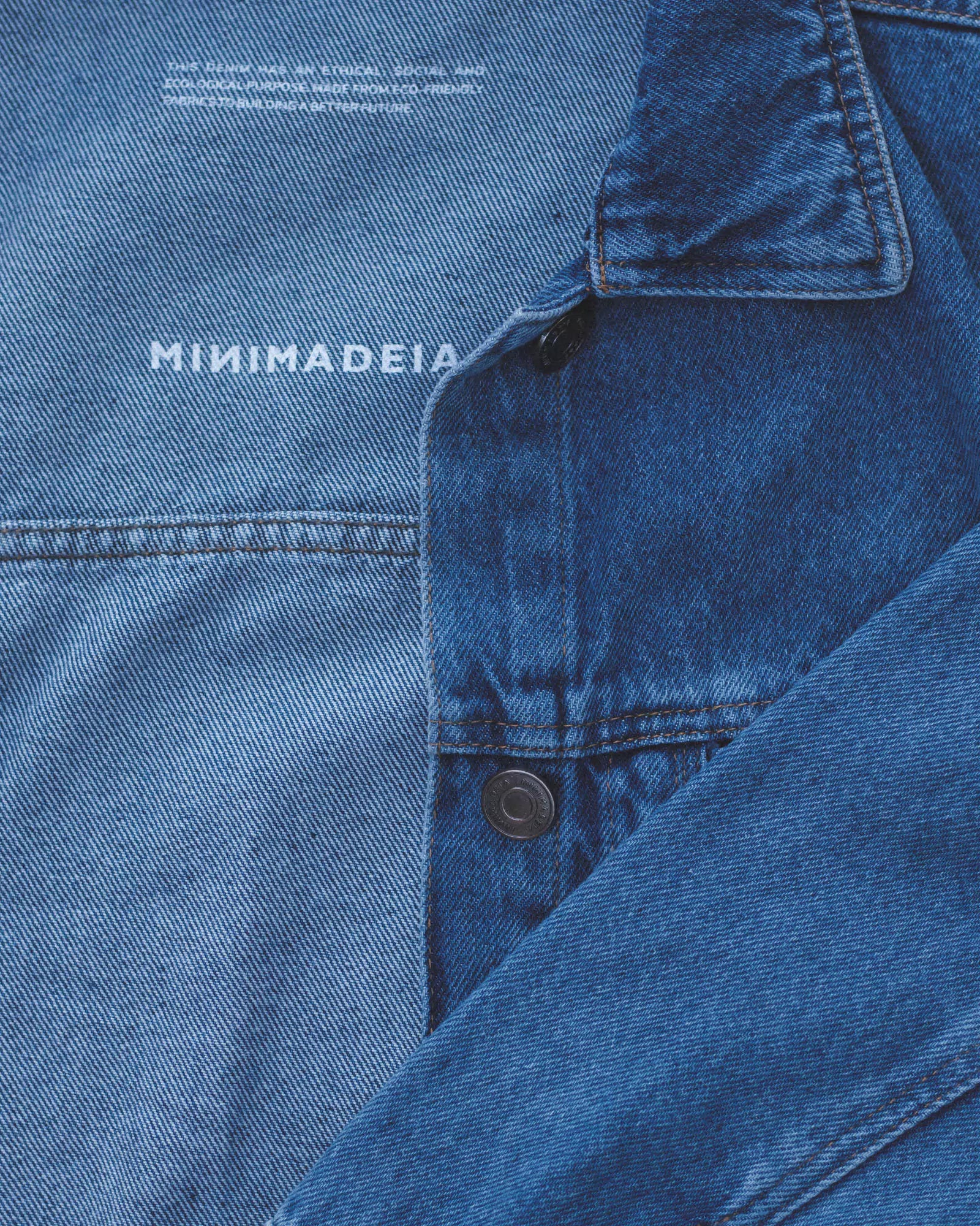 Jaqueta Jeans Oversized Azul Médio Eco Denim™. Compre online moda sustentável e atemporal na Minimadeia. Roupas femininas estilosas, básicas e sustentáveis. Foto produto 07
