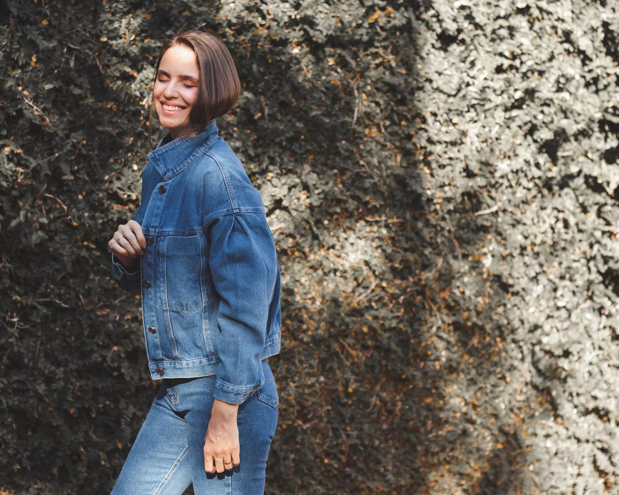 Jaqueta Jeans Oversized Azul Médio Eco Denim™. Compre online moda sustentável e atemporal na Minimadeia. Roupas femininas estilosas, básicas e sustentáveis. Foto produto destaque