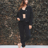 Jaqueta Jeans Oversized Preta Eco Denim™. Compre online moda sustentável e atemporal na Minimadeia. Roupas femininas estilosas, básicas e sustentáveis. Foto produto 06