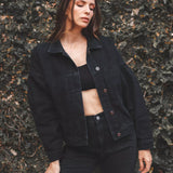Jaqueta Jeans Oversized Preta Eco Denim™. Compre online moda sustentável e atemporal na Minimadeia. Roupas femininas estilosas, básicas e sustentáveis. Foto produto 01
