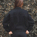 Jaqueta Jeans Oversized Preta Eco Denim™. Compre online moda sustentável e atemporal na Minimadeia. Roupas femininas estilosas, básicas e sustentáveis. Foto produto 03