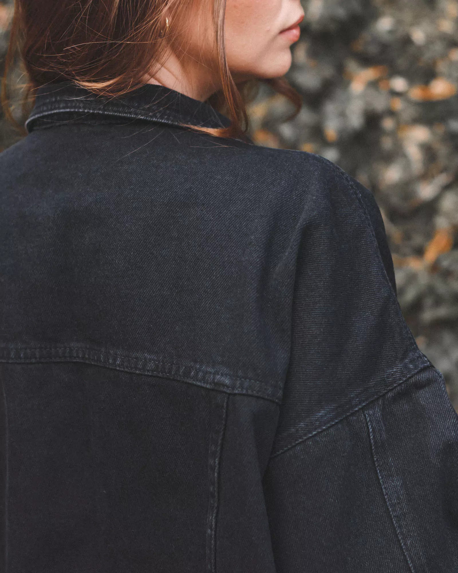 Jaqueta Jeans Oversized Preta Eco Denim™. Compre online moda sustentável e atemporal na Minimadeia. Roupas femininas estilosas, básicas e sustentáveis. Foto produto 04
