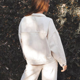 Jaqueta Jeans Oversized Bege Natural Eco Denim™. Compre online moda sustentável e atemporal na Minimadeia. Roupas femininas estilosas, básicas e sustentáveis. Foto produto 03