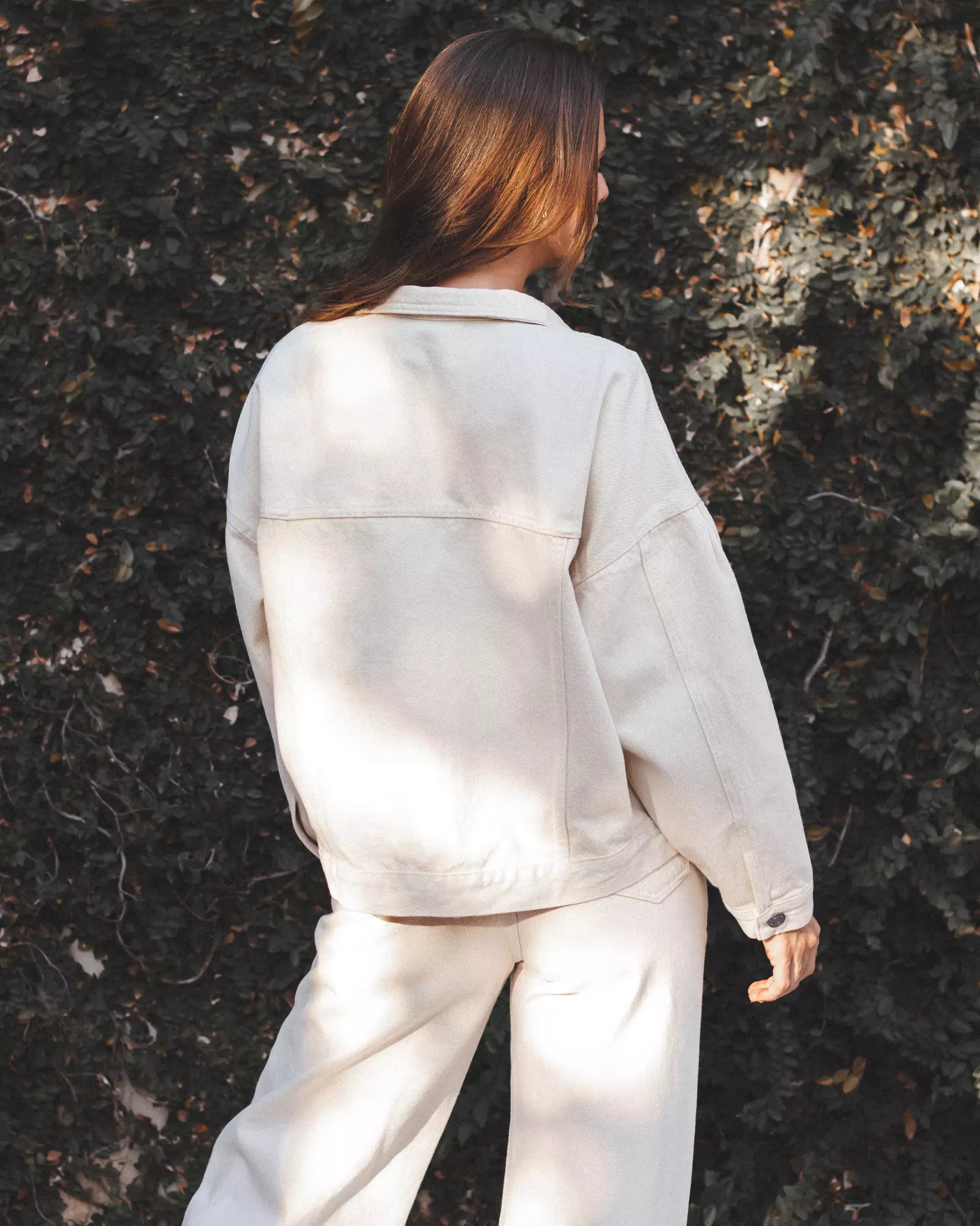 Jaqueta Jeans Oversized Bege Natural Eco Denim™. Compre online moda sustentável e atemporal na Minimadeia. Roupas femininas estilosas, básicas e sustentáveis. Foto produto 03